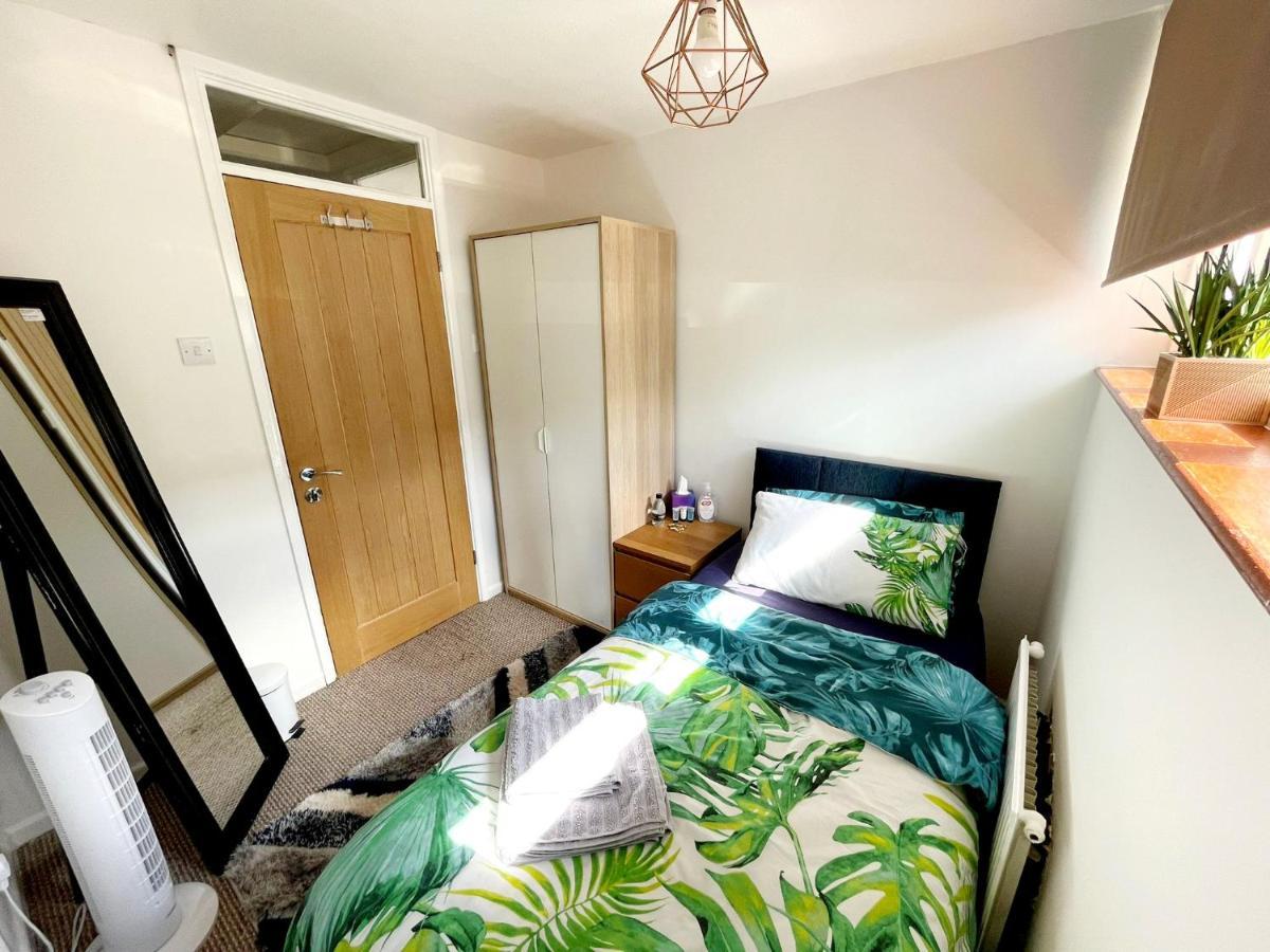 5Min Drive To Luton Airport, 2 Train Stations & Motorway - Free Parking - Late Check Out 11Am - Quiet & Peaceful Location With A Relaxing Garden - Only 25Min Drive To North London - Free Wifi Lejlighed Eksteriør billede