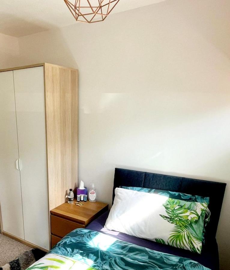 5Min Drive To Luton Airport, 2 Train Stations & Motorway - Free Parking - Late Check Out 11Am - Quiet & Peaceful Location With A Relaxing Garden - Only 25Min Drive To North London - Free Wifi Lejlighed Eksteriør billede